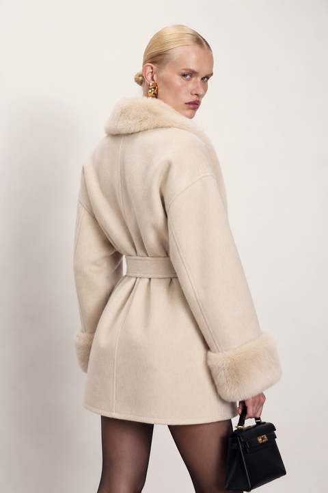 Beige kort kashmirplagg med mink